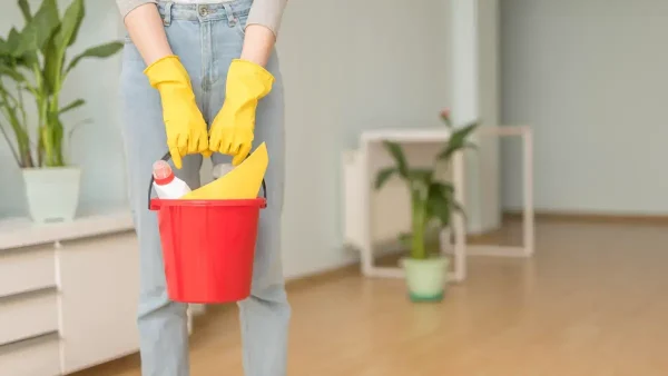 Empleada del servicio doméstico con un balde en las manos