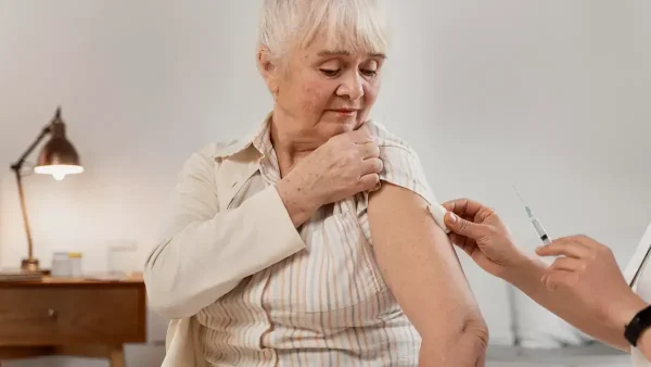 Jubilada vacunándose