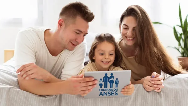 Familia de la AUH con una tablet de la Anses