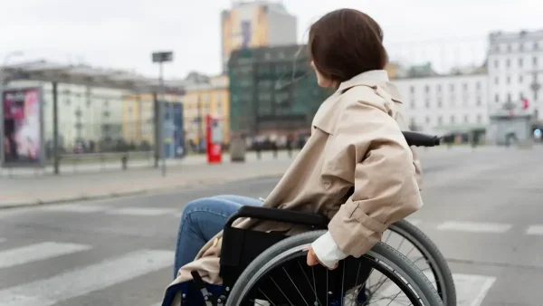 Persona con discapacidad cruzando la calle
