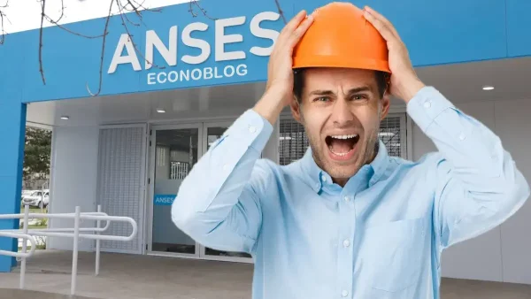 Trabajador con casco gritando en Anses