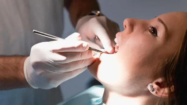 Dentista brindando atención odontológica