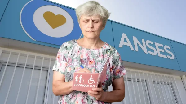 Mujer con cuaderno de Anses para PNC y jubilados