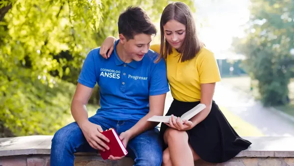 Estudiantes de Becas Progresar leyendo libros