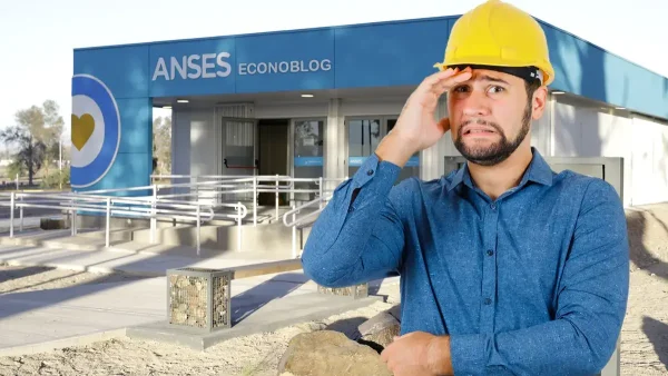 Trabajador con casco preocupado en oficina de Anses