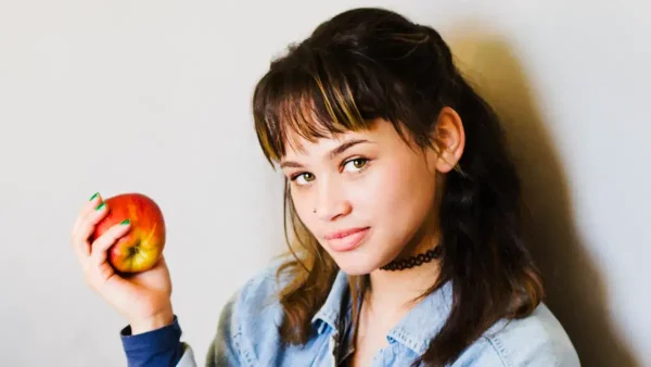 Adolescente comiendo una manzana