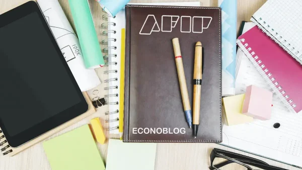 Cuaderno de la AFIP sobre un escritorio
