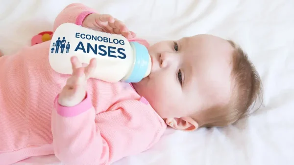 Bebé de la AUH bebiendo leche de una mamadera de Anses