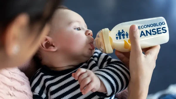 Bebé de la AUH tomando leche