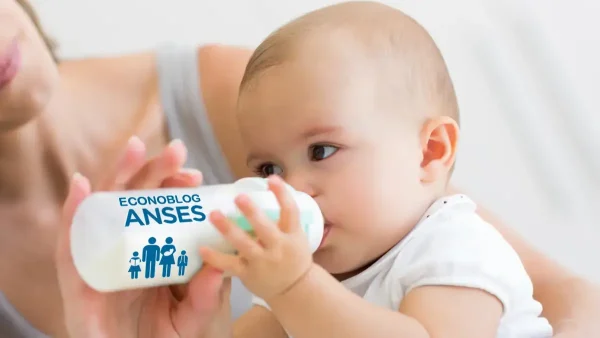 Bebé de AUH tomando leche con mamadera de Anses