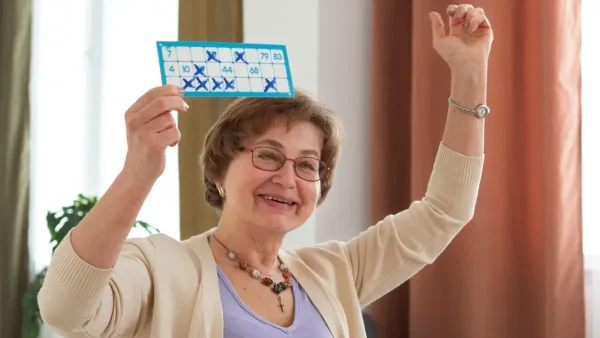 Adulta mayor jugando al bingo