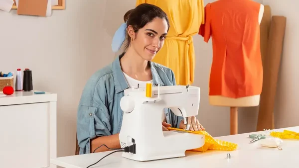 Trabajadora independiente trabajando como costurera