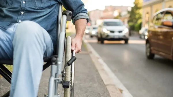 Persona con discapacidad en la calle