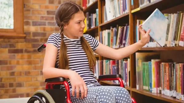 Persona con discapacidad en una biblioteca