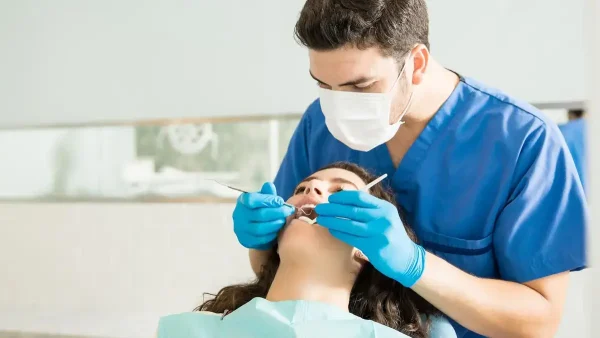 Odontólogo atendiendo a un paciente