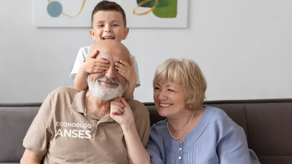 Abuelos con su nieto y remera de Anses