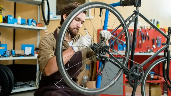 Hombre arreglando una bicicleta