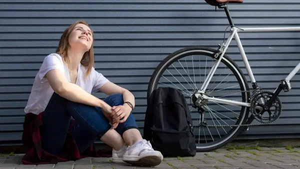 Estudiante con una bicicleta