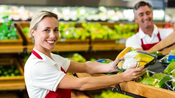 Empleados de comercio trabajando en un supermercado