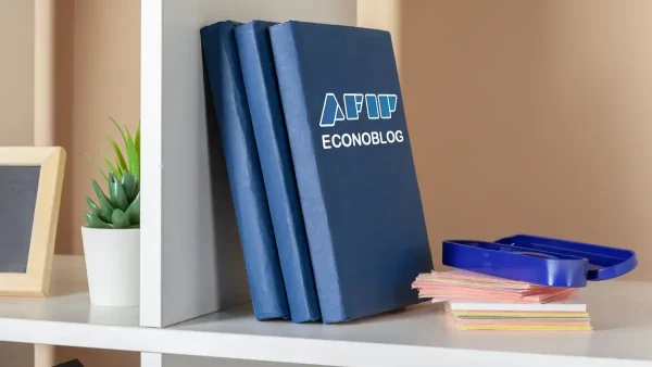 Libros de la AFIP en un estante