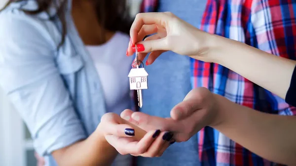 Entregando llaves de una casa en alquiler