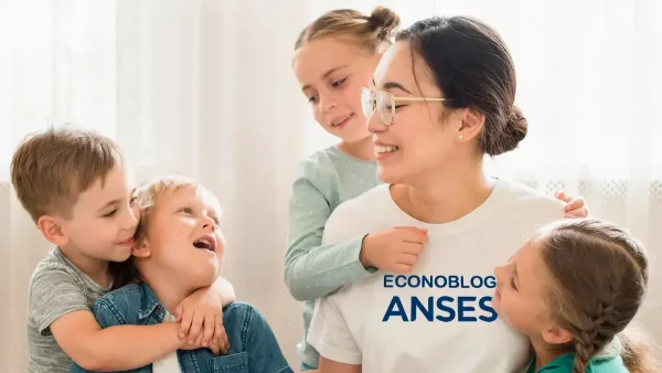 Titular de PNC para madres de 7 hijos con remera de Anses