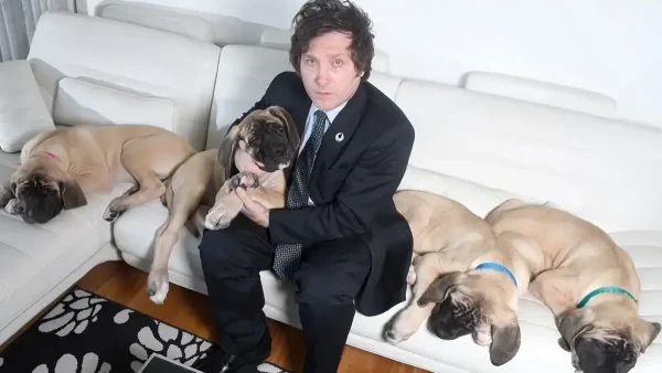 Javier Milei con sus perros