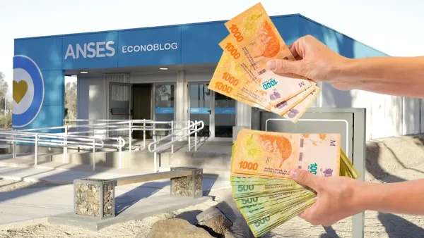 Manos con billetes de pesos en oficina de Anses