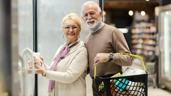 Jubilados comprando en un supermercado