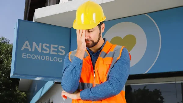 Trabajador con casco triste en Anses