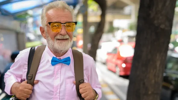 Estudiante anciano con mochila