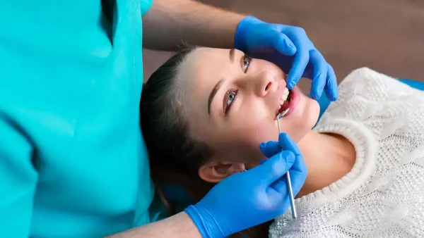 Odontólogo atendiendo a una paciente