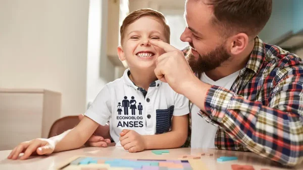 Padre de la AUH con remera de Anses