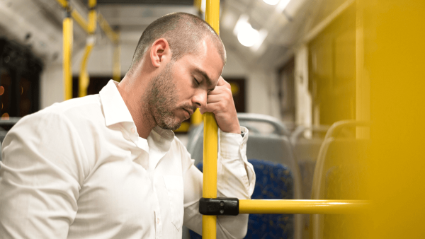 Pasajero triste en un colectivo