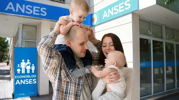 Familia de la AUH con sus bebés en Anses