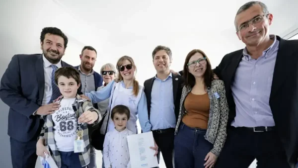 Axel Kicillof con personas