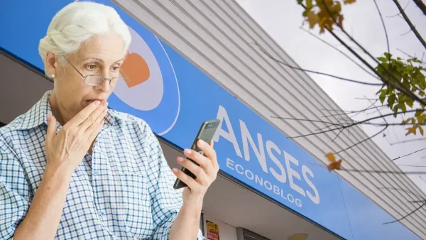 Jubilada sorprendida con su celular en Anses