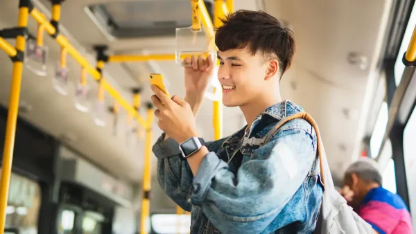 Joven en un colectivo