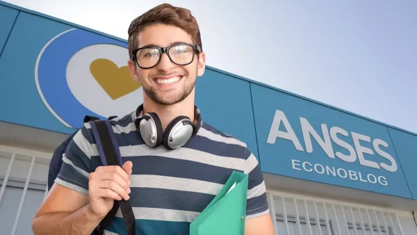 Estudiante con carpeta en Anses