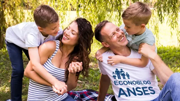 Familia de la AUH con remera de Anses