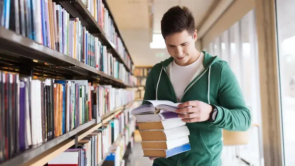 Estudiante con libros