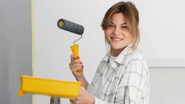 Mujer pintando la casa