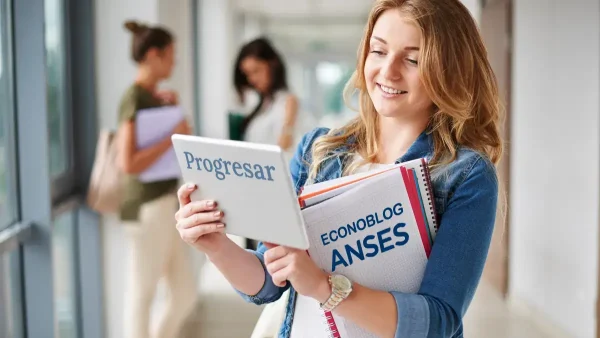 Estudiante de Progresar con cuaderno de Anses