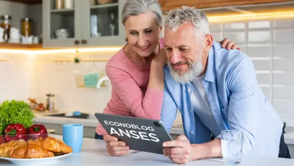 Jubilados con tablet de Anses