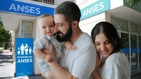 Familia de la AUH feliz en Anses