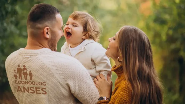 Familia contenta de la AUH con buzo de Anses