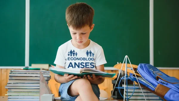 Niño de AUH o SUAF con remera de Anses