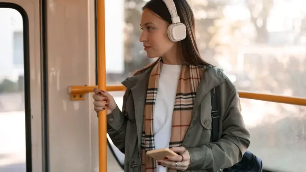 Joven viajando en un colectivo