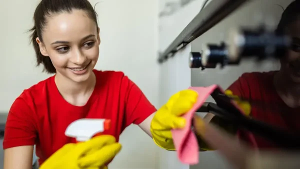 Empleada doméstica limpiando un horno