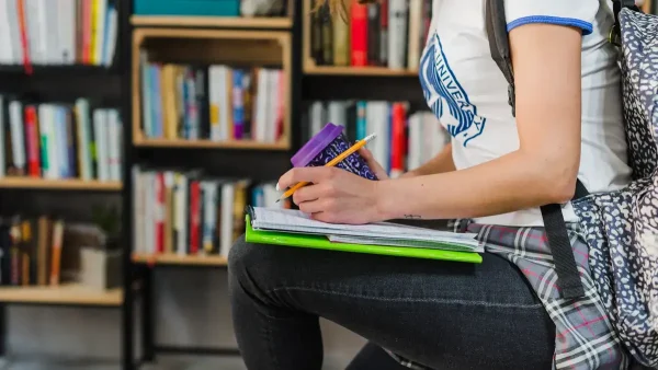 Estudiante leyendo libros